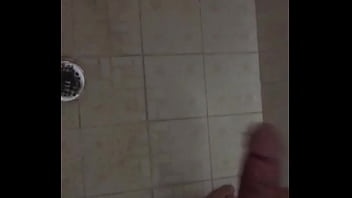 Preview 1 of Milf And Yoyng - Un ba&ntilde_o rico