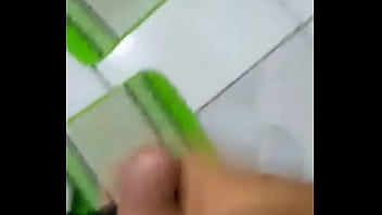 Preview 2 of Very Sexy Vidio - Amigo me mandou video gozando no banheiro (3)
