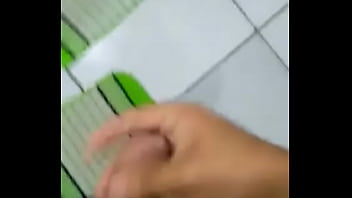Preview 3 of Very Sexy Vidio - Amigo me mandou video gozando no banheiro (3)