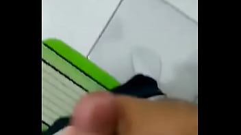 Preview 4 of Very Sexy Vidio - Amigo me mandou video gozando no banheiro (3)