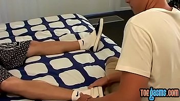 Preview 1 of 1min Anal Gape - Young feet lover munching his friends toes and cock