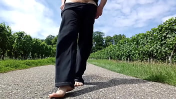 Preview 4 of Niple Suck Gril Young - Pissen auf der Str&szlig_e