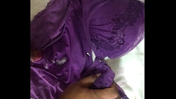Preview 4 of Desi Mom And Son Whit Marathi - 射在全套原味紫色內衣褲上 蕾絲透明性感