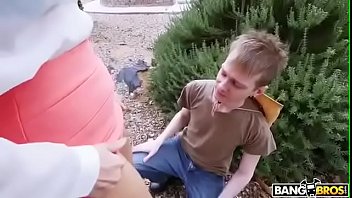 Preview 2 of Kez R - Milf obliga a su jardinero a lamerle el co&ntilde_o
