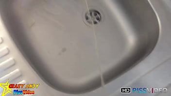 Preview 2 of Nikita Von James Squirting - Andy pisst in ein Sp&uuml_lbecken