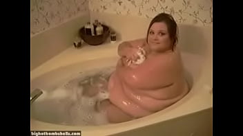Preview 3 of Big Fat Pussy Piss - Bombshell Lilly