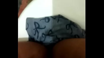 Preview 3 of Under Fisting Swallow - Moreninha safada se masturbando no banheiro para o grupo do whats