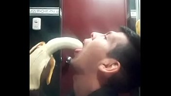 Preview 4 of Moms Phat Taking Sons Dick - Busco verg&oacute_n con sitio para experimentar un sexo oral profundo.
