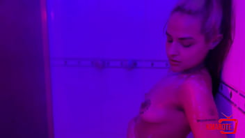 Preview 1 of Indian School Girls Xxx Vedios - Neg&atilde_o safado entrou no meu banho e me comeu com sua m&atilde_o grande