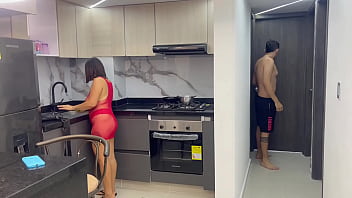 Preview 1 of Brezzer Co - Mi caliente madrastra MILF me sorprende masturbandome mientras ella cocina y yo la follo duro a cambio de guardar el secreto. H.L.