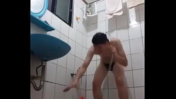 Preview 3 of Polvo En El Bus - 台灣男孩洗澡直播