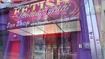 Preview 1 of Dog Fort Porn Full - LA PERRA DANNA HOT LLEGA DESNUDA A UNA SEX SHOP Y SE LLEVA PUESTO UN JUGUETE ANAL