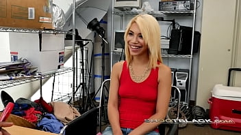 Preview 1 of Putaria Na Balada - Hot latina blonde gets on all fours and takes directors entire BBC