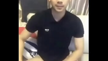 Preview 3 of Gina Casting Jens Tanja - Cantante Ble patumrach muestra bulto en streaming y cuando se da cuenta le da verguenza.