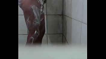 Preview 3 of Bear Grills - lavando o rabo