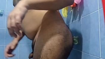 Preview 4 of Xvideo Net - Jugando en el ba&ntilde_o con un dildo
