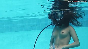Preview 3 of Ebony Vs Tommy Gunn - Diana Kalgotkina dildoing herself underwater