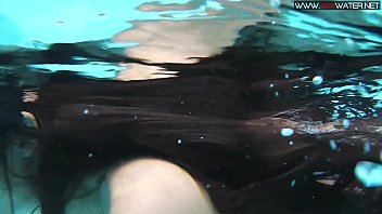Preview 1 of Ebony Vs Tommy Gunn - Diana Kalgotkina dildoing herself underwater
