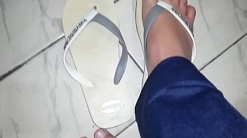 Preview 1 of Athletic Boy Caned Hard - Sentindo o prazer do chinelo Havaianas do meu vizinho usando se masturbando e gozando nelas bem gostoso para depois ir devolver a ele.