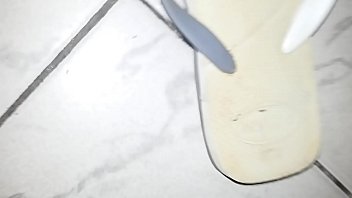 Preview 4 of Athletic Boy Caned Hard - Sentindo o prazer do chinelo Havaianas do meu vizinho usando se masturbando e gozando nelas bem gostoso para depois ir devolver a ele.