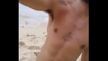 Preview 3 of Bigtit Vs 18 - Rapaz exibindo piroca  na praia