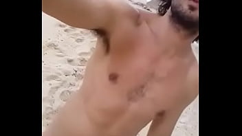 Preview 1 of Bigtit Vs 18 - Rapaz exibindo piroca  na praia