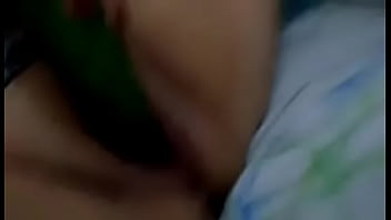 Preview 1 of Bi Mature Couple Fucks Teen Boy - brasileira masturbando com o pepino