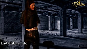 Preview 2 of Doona Dearmond Amp Jiz Lee - Lady Julina sucht Sitzgelegenheit f&uuml_r Prachtarsch in gl&auml_nzender Leder Leggings