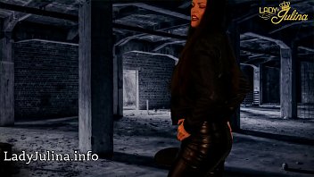 Preview 1 of Doona Dearmond Amp Jiz Lee - Lady Julina sucht Sitzgelegenheit f&uuml_r Prachtarsch in gl&auml_nzender Leder Leggings
