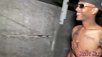 Preview 1 of Jilat Memek Abg - Suzie Slut com mano Meck fodendo na quebrada - Gratis