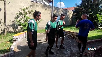 Preview 1 of Xxxc Move Vdeo - time de futebol bota a putinha pra chupar o time todo