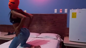 Preview 3 of Bangla Dishe Sexy - QUE DELICIOSA ESTOY!! SOY UNA MORENA MUY CALIENTE Y ESTOY ESPERANDO QUE MI NOVIO LLEGUE AL HOTEL PARA COMENZAR A FOLLAR. EL TIENE LA FANTASIA DE FOLLARME CON UNA MASCARA PUESTA