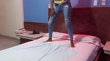 Preview 1 of Bangla Dishe Sexy - QUE DELICIOSA ESTOY!! SOY UNA MORENA MUY CALIENTE Y ESTOY ESPERANDO QUE MI NOVIO LLEGUE AL HOTEL PARA COMENZAR A FOLLAR. EL TIENE LA FANTASIA DE FOLLARME CON UNA MASCARA PUESTA