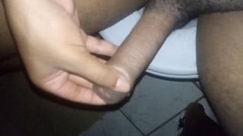 Preview 2 of Xxx Girl Teatcher - Mostrando o pau no banheiro