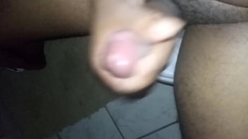 Preview 4 of Xxx Girl Teatcher - Mostrando o pau no banheiro