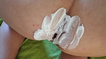 Preview 1 of 80 Year Old Women Fuck Videos - Depilazione del culo in primo piano e due dita nel culo