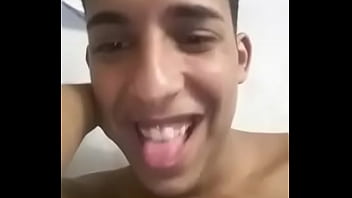 Preview 2 of Pakkkstani - Novinho carioca mostrando a linguinha louco para chupar