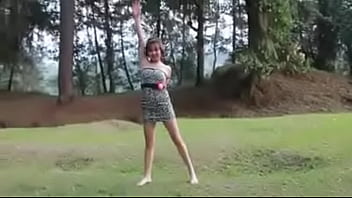 Preview 3 of Nesty Bus - teen dancing hot/ chica bailando caliente