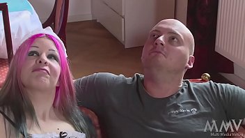 Preview 1 of Three Big Tited Milf Fucked - Die Putze bekommt beim Blasen die Haare in die Nase