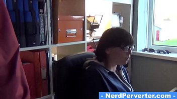 Preview 1 of Boy Sleep Mom Beuty - Nerdy Babe Knows How to Suck