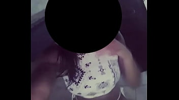 Preview 1 of While Poopubg - Beijo de JaquellineSantos para meus amigos do Xvideos. Instagram: @jaquesantosxv