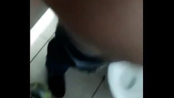 Preview 2 of Showin Skin To Mr Sins - METIENDOLE la VERGA en el BA&Ntilde_O y le saco la LECHE