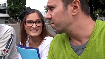 Preview 1 of Sara Jay Mom Seks - Holly Hunter - zack da stand er - bei Diether und dem Titus - der &uuml_berall mit rein muss