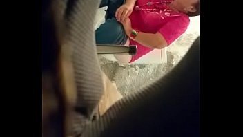 Preview 1 of Cutie Rober - Gorda orinando en ba&ntilde_o publico