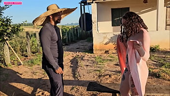 Preview 2 of Big Sister Satisfy - VIR MEU VIZINHO CAPINANDO SEU QUINTAL NO SOL QUENTE E ISSO MIM DEU MUITO TEZAO FUI PEDE AGUA SO DE TOALHA E ELE CAIU DE BOCA NA MINHA BUCETA GOZANDO COM MUITO PRAZER NO MEU CU