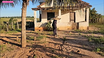 Preview 1 of Big Sister Satisfy - VIR MEU VIZINHO CAPINANDO SEU QUINTAL NO SOL QUENTE E ISSO MIM DEU MUITO TEZAO FUI PEDE AGUA SO DE TOALHA E ELE CAIU DE BOCA NA MINHA BUCETA GOZANDO COM MUITO PRAZER NO MEU CU
