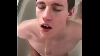 Preview 2 of Czjiwovup - Novinho batendo punheta e tomando banho de mijo (piss)