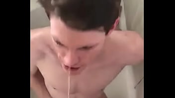 Preview 3 of Czjiwovup - Novinho batendo punheta e tomando banho de mijo (piss)