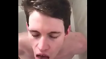 Preview 4 of Czjiwovup - Novinho batendo punheta e tomando banho de mijo (piss)