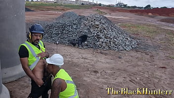 Preview 3 of Shemale Des - Funcion&aacute_rios da prefei.... da cidade fudendo escondido na obras.